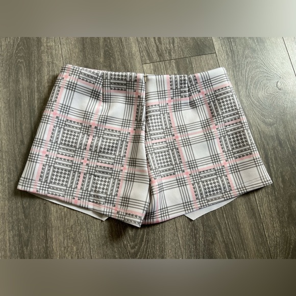 Cotton on pink grey and white plaid envelope skort with pockets. Size M - Picture 5 of 7